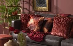 JACK - Sierkussen Bordeaux 45x45 Cm - Rood - Inclusief Binnenvulling 20 JACK - Sierkussen Bordeaux 45x45 Cm - Rood - Inclusief Binnenvulling -Dutch Decor 1200x756