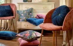 VALERIE - Sierkussen Velvet 40x60 Cm - Insignia Blue - Blauw - Met Knopen - Inclusief Binnenvulling 7 VALERIE - Sierkussen Velvet 40x60 Cm - Insignia Blue - Blauw - Met Knopen - Inclusief Binnenvulling -Dutch Decor 1200x761 1