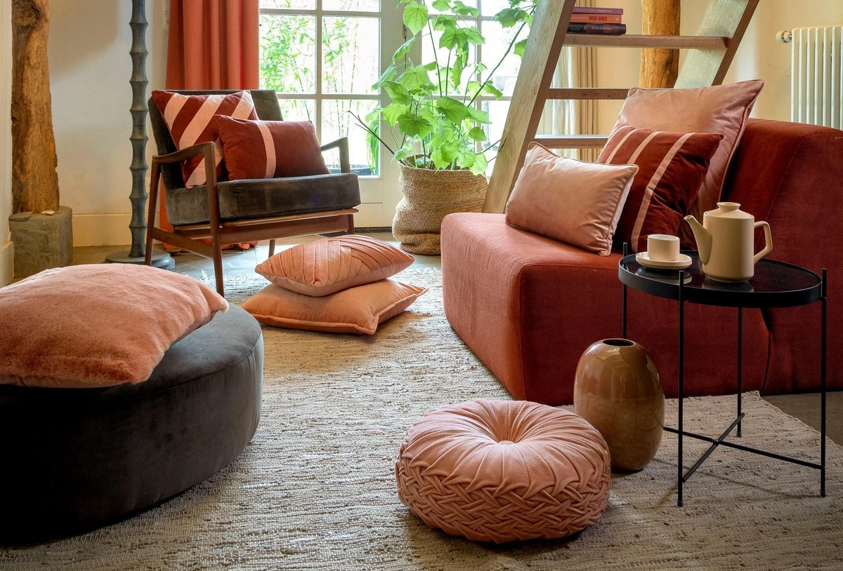 PEBBE - Kussenhoes Velvet 45x45 Cm - Muted Clay - Roze - Oranje - Strepen - Color Blocking - Exclusief Binnenkussen 6 PEBBE - Kussenhoes Velvet 45x45 Cm - Muted Clay - Roze - Oranje - Strepen - Color Blocking - Exclusief Binnenkussen - Afbeelding 4