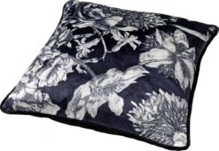 LAUREN - Sierkussen Velvet Raven 45x45 Cm - Zwart - Inclusief Binnenvulling 9 LAUREN - Sierkussen Velvet Raven 45x45 Cm - Zwart - Inclusief Binnenvulling -Dutch Decor 1200x829 1