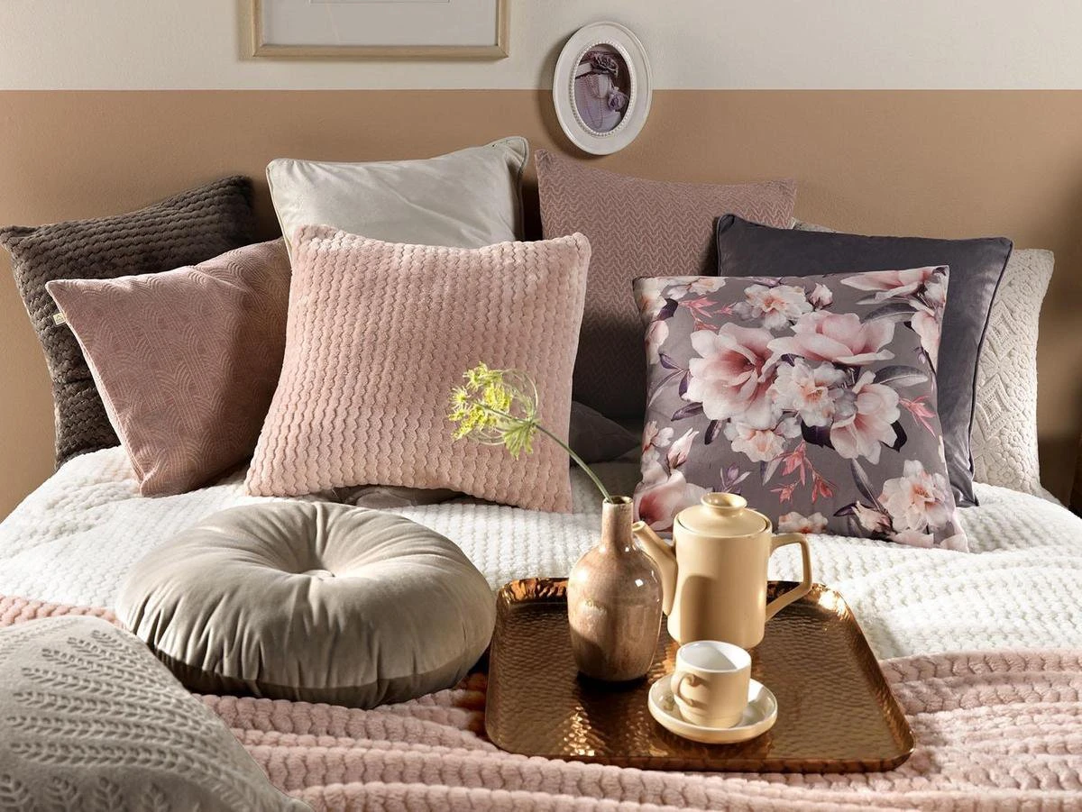 FINN - Sierkussen Velvet 45x45 Cm - Pumice Stone - Beige - Inclusief Binnenvulling 6 FINN - Sierkussen Velvet 45x45 Cm - Pumice Stone - Beige - Inclusief Binnenvulling - Afbeelding 4