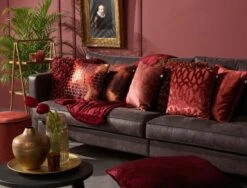 JACK - Sierkussen Bordeaux 45x45 Cm - Rood - Inclusief Binnenvulling 17 JACK - Sierkussen Bordeaux 45x45 Cm - Rood - Inclusief Binnenvulling -Dutch Decor 1200x914