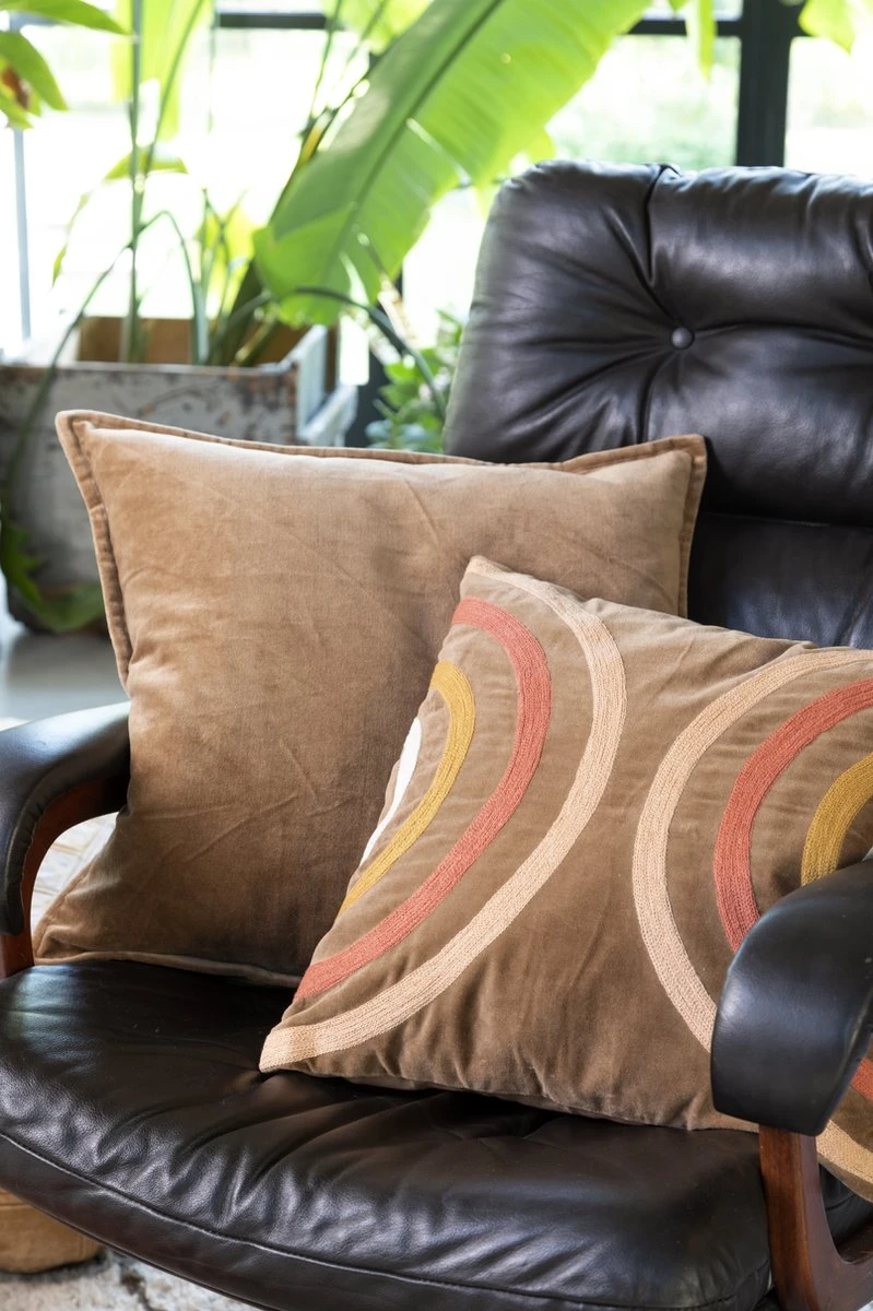 Set Van 2 Sierkussens - Dutch Decor CAITH - 50x50 Cm - Velvet - Tobacco Brown - Bruin – Unikleur – Inclusief Binnenkussens 4 Set Van 2 Sierkussens - Dutch Decor CAITH - 50x50 Cm - Velvet - Tobacco Brown - Bruin – Unikleur – Inclusief Binnenkussens - Afbeelding 2