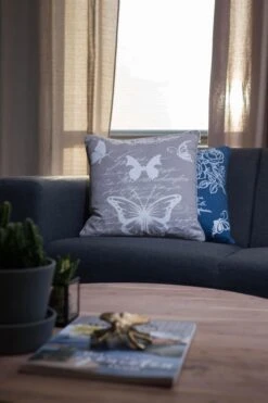 ROOS - Sierkussen Katoen 45x45 Cm - Blauw - Wit - Rozen En Tekst - Inclusief Binnenkussen 15 ROOS - Sierkussen Katoen 45x45 Cm - Blauw - Wit - Rozen En Tekst - Inclusief Binnenkussen -Dutch Decor 800x1200 66