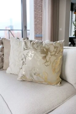 AVERY - Sierkussen Velvet 45x45 Cm - Pumice Stone - Beige Met Goudkleurige Print - Inclusief Binnenvulling -Dutch Decor 800x1200 67