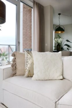 AVERY - Sierkussen Velvet 45x45 Cm - Pumice Stone - Beige Met Goudkleurige Print - Inclusief Binnenvulling -Dutch Decor 800x1200 68