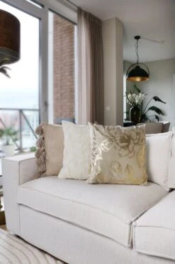 AVERY - Sierkussen Velvet 45x45 Cm - Pumice Stone - Beige Met Goudkleurige Print - Inclusief Binnenvulling -Dutch Decor 800x1200 69