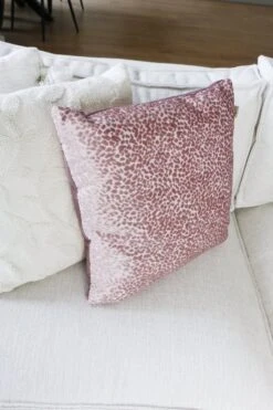 FREYA - Sierkussen 45x45 Cm - Pale Mauve - Roze - Inclusief Binnenvulling -Dutch Decor 800x1200 81