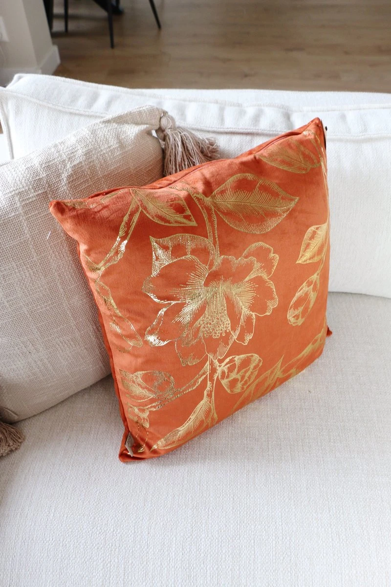 AVERY - Sierkussen Velvet 45x45 Cm - Potters Clay - Oranje Met Goudkleurige Print - Inclusief Binnenvulling 5 AVERY - Sierkussen Velvet 45x45 Cm - Potters Clay - Oranje Met Goudkleurige Print - Inclusief Binnenvulling - Afbeelding 3