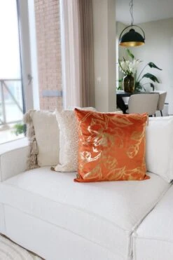 AVERY - Sierkussen Velvet 45x45 Cm - Potters Clay - Oranje Met Goudkleurige Print - Inclusief Binnenvulling 11 AVERY - Sierkussen Velvet 45x45 Cm - Potters Clay - Oranje Met Goudkleurige Print - Inclusief Binnenvulling -Dutch Decor 800x1200 84