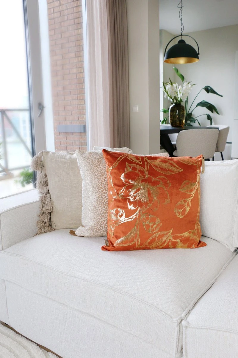 AVERY - Sierkussen Velvet 45x45 Cm - Potters Clay - Oranje Met Goudkleurige Print - Inclusief Binnenvulling 7 AVERY - Sierkussen Velvet 45x45 Cm - Potters Clay - Oranje Met Goudkleurige Print - Inclusief Binnenvulling - Afbeelding 5