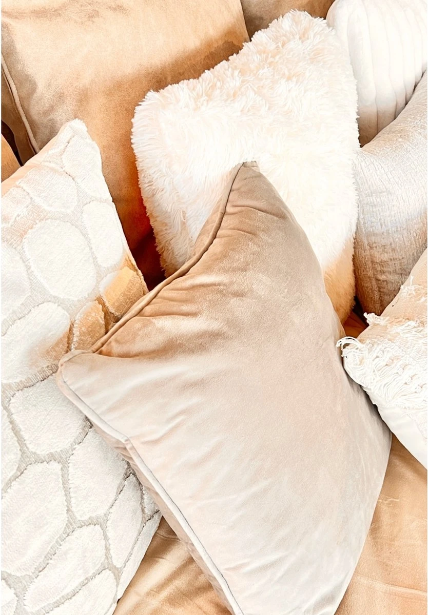 FINN - Sierkussen Velvet 45x45 Cm - Pumice Stone - Beige - Inclusief Binnenvulling 11 FINN - Sierkussen Velvet 45x45 Cm - Pumice Stone - Beige - Inclusief Binnenvulling - Afbeelding 9