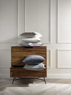 FINN - Sierkussen Velvet 45x45 Cm - Pumice Stone - Beige - Inclusief Binnenvulling 14 FINN - Sierkussen Velvet 45x45 Cm - Pumice Stone - Beige - Inclusief Binnenvulling -Dutch Decor 894x1200