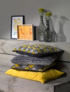 SEPPE - Sierkussen Velvet 45x45 Cm - Geel - Lemon - Antraciet - Grijs - Bolletjes - Inclusief Binnenkussen 14 SEPPE - Sierkussen Velvet 45x45 Cm - Geel - Lemon - Antraciet - Grijs - Bolletjes - Inclusief Binnenkussen -Dutch Decor 914x1200 1