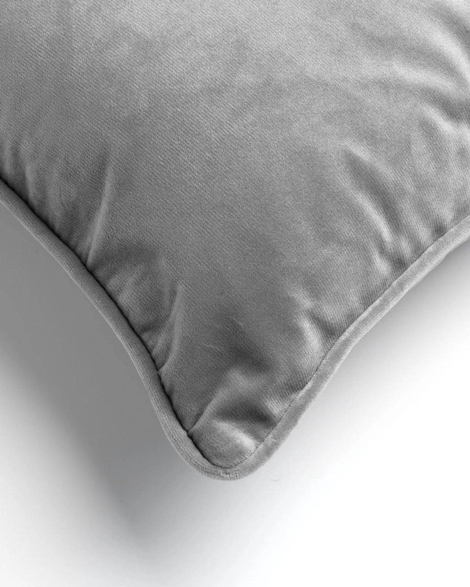 FINN - Sierkussen Velvet 30x50 Cm - Micro Chip - Lichtgrijs - Inclusief Binnenvulling 4 FINN - Sierkussen Velvet 30x50 Cm - Micro Chip - Lichtgrijs - Inclusief Binnenvulling - Afbeelding 2