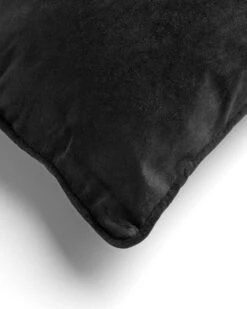 FINN - Kussenhoes Velvet 30x50 Cm - Raven - Zwart - Met Rits 10 FINN - Kussenhoes Velvet 30x50 Cm - Raven - Zwart - Met Rits -Dutch Decor 960x1200 2