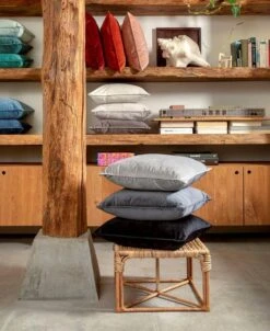 FINN - Sierkussen Velvet 45x45 Cm - Driftwood - Taupe - Inclusief Binnenvulling -Dutch Decor 983x1200 6